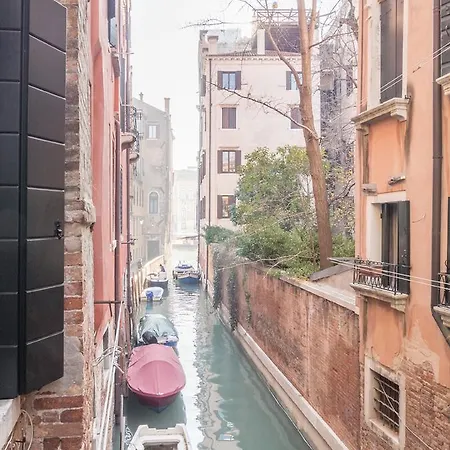 San Polo Canal View By Wonderful Italy ヴェネツィア